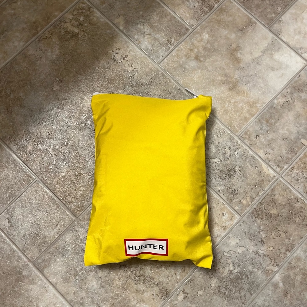 Hunter big kid rain pull over yellow size 4T/5T never worn with pouch